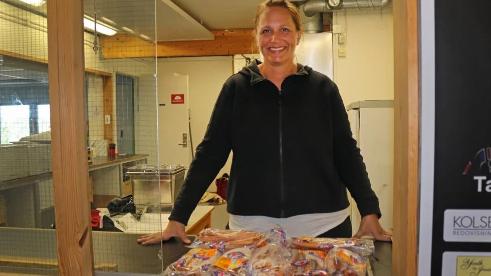 Karin Ahl hoppas på över tusen besökare. Då kommer det gå åt mellan 3000 och 4000 korv med bröd.