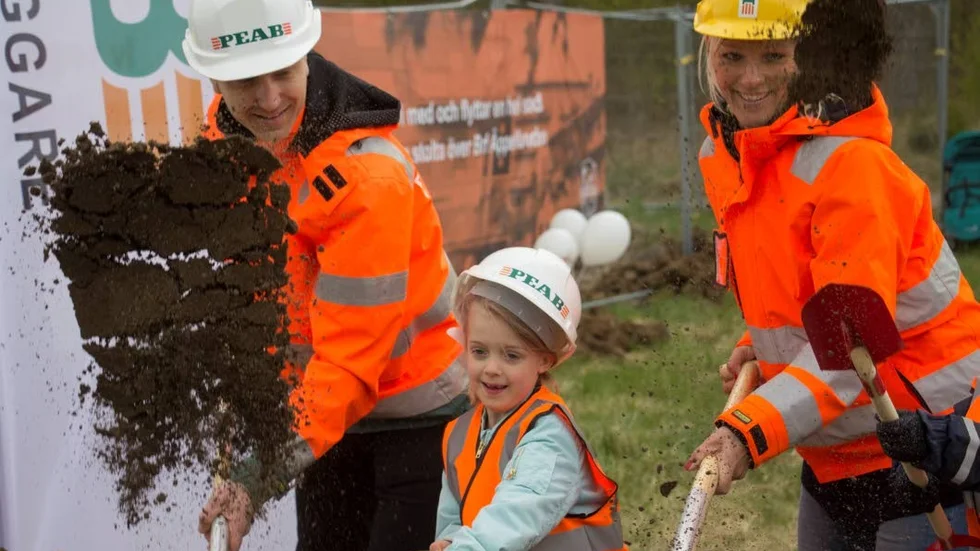Projektledare Carl-Otto Lindebäck och kundansvarig Malin Andersson med Matilda Lindberg, som ska flytta till Äppellunden med familjen.