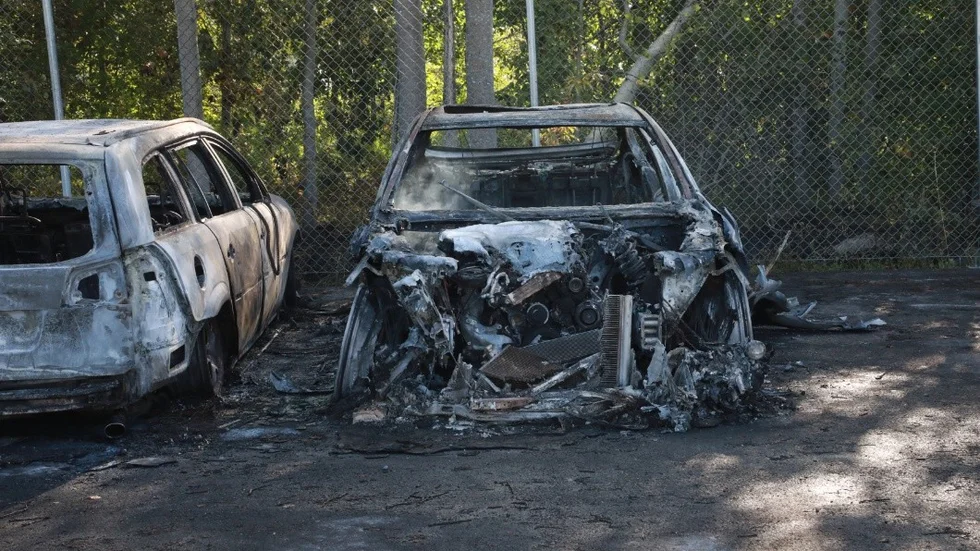 Bilarna blev totalförstörda i branden.