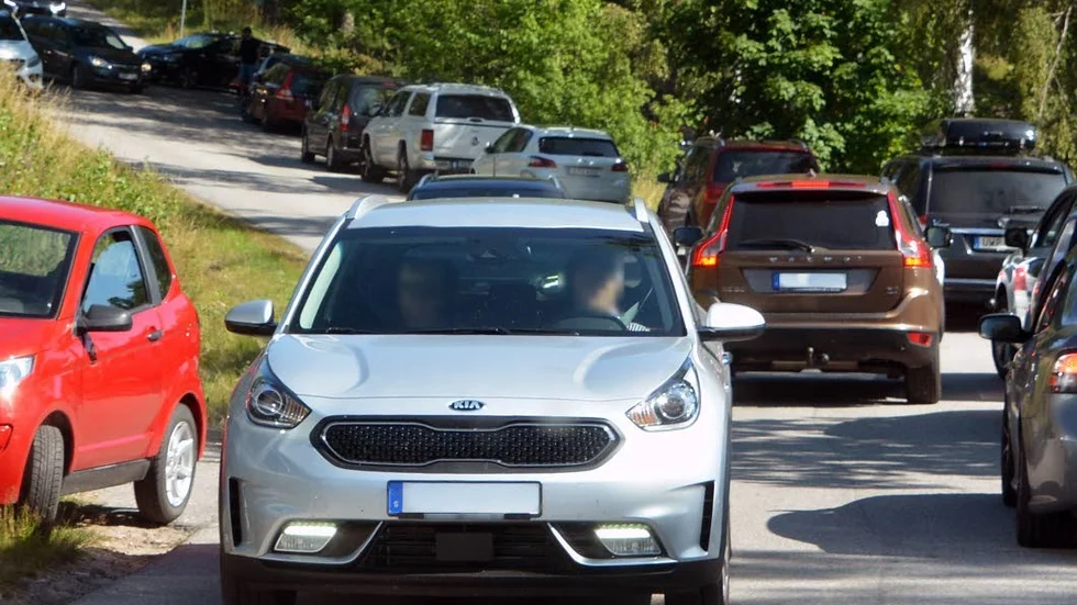 Parkeringsplatserna blev snabbt fulla, och sen började de badlystna parkera på vägen.