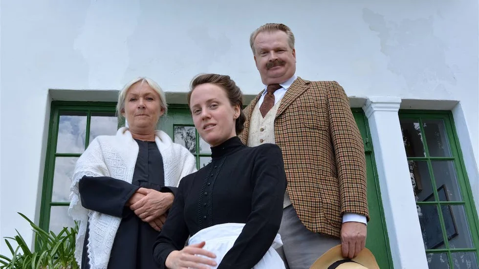 Niclas Angerborn (Verner von Heidenstam), Eva Granlund (Ellen Key) och Maria Zackrisson Mortensson (Malin Blomsterberg) är redo för en fjärde säsong med ”Ellen Key och ljuset på Strand”.↔Foto: Per Carlsson