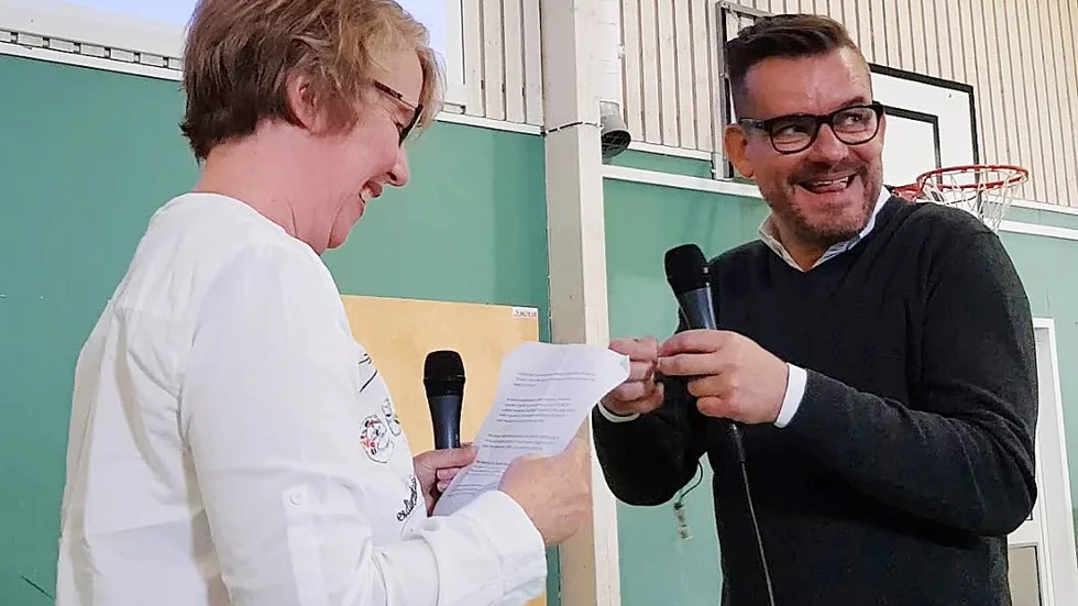 Skolbibliotekarie Lena Andersson delade ut "Vimmerbys nyckel" som en gåva till Bart Moeyaert som tog emot gåvan med stor glädje och spänning.