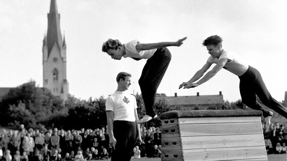 11 september 1955 och ABF:s gymnastikförening håller uppvisning inför en stor publik på gräsplanen vid museet i Linköping.
