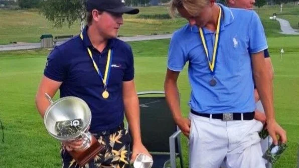 Rasmus Rosin, till vänster, med bucklan i handen.