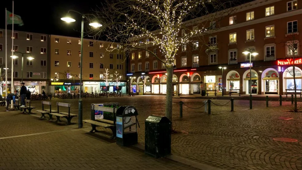 Trädgårdstorget på kvällen, dock utan den nya belysningen.