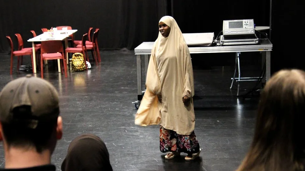 Shamso Mohamed improviserar i övningen som kallas "Det här såg jag på busstationen".