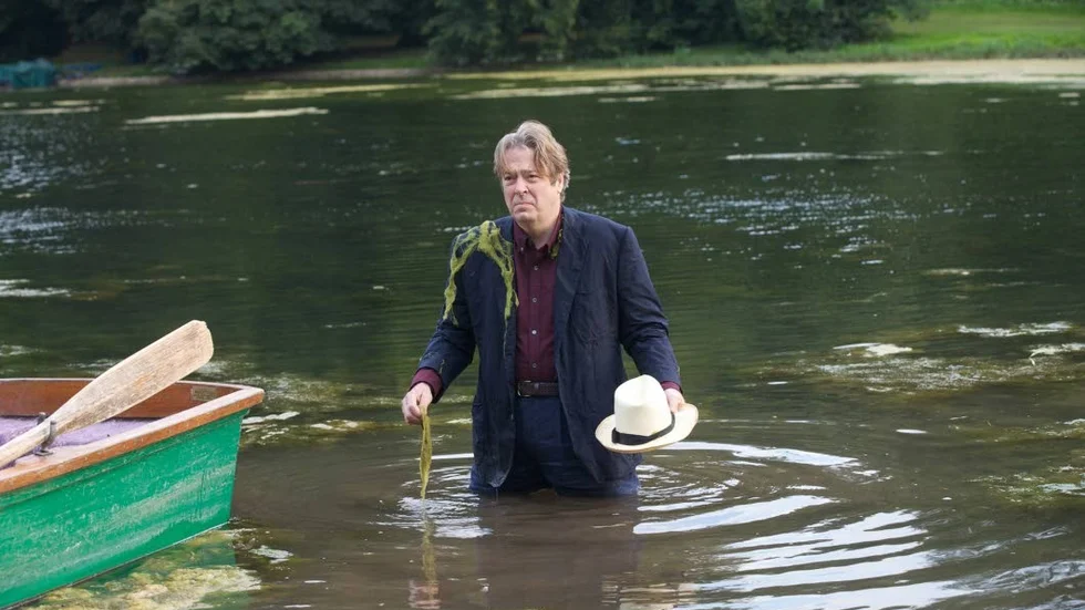 Ted Wallace (Roger Allam) är smidig som en flodhäst när han besöker en lantlig idyll.