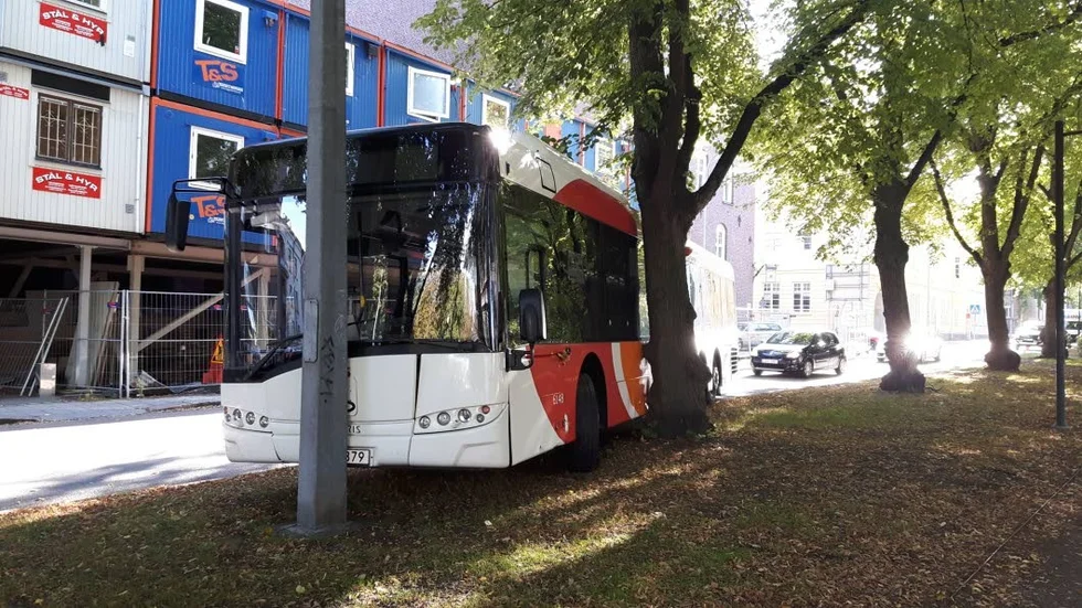 Luften gick ur bussen efter stolpkrocken på Vasavägen.
