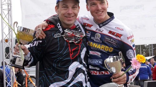 Två Endurokallar med vinnarskalle. Carl-Johan Bjerkert, t.v, körde upp sig starkt till en andraplats men kunde inte nå vinnaren Kalle Svensson. VMS-förarna ordnade alltså en dubbelseeger i SM-deltävlingen på hemmaplan. Foto: Stefan Härnström