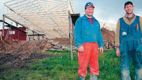 Börje Petersson satsar på ett delvis helt nytt lösdriftsstall. Nils-Gunnar Gustafsson är snickare vid det stora byggprojektet på gården.