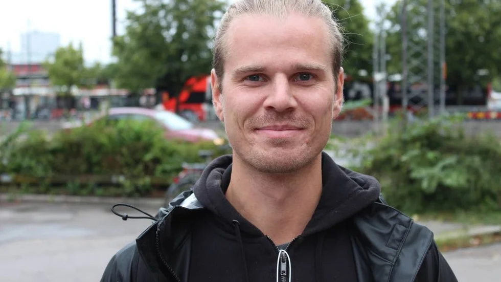Anders Halldestam, 26. Studerande, Linköping. "Ja, jag pendlar mellan Linköping och Norrköping. Funkar jättebra. I morse var tåget fyra minuter sent, men det är helt okej."