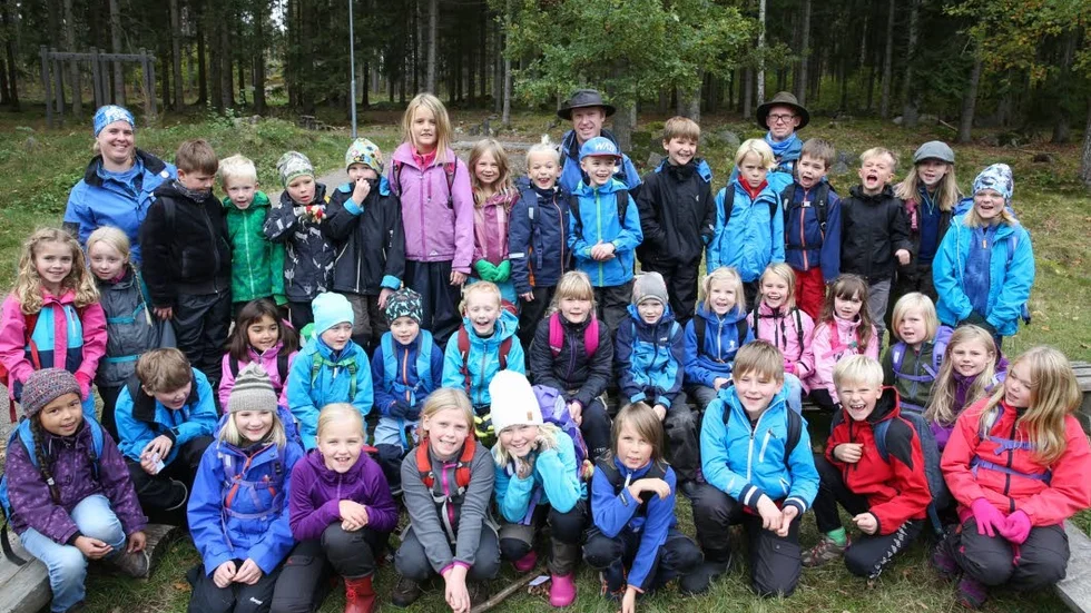 Friluftsbarn. Tre strövargrupper med barn i åldern sju till nio år samlade, innan var och en av grupperna ger sig ut på skogsäventyr.