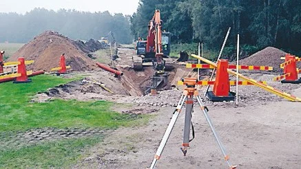 Igår började arbetet med konstrgräsplane på Ceosvallen.