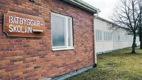 Ute i kylan. Hantverksprogrammet med båtbyggarskolan i Storebro försvinner till hösten. Trots att båtindustrin i samhället expanderar igen är den politiska inriktningen att lägga ned programmet.