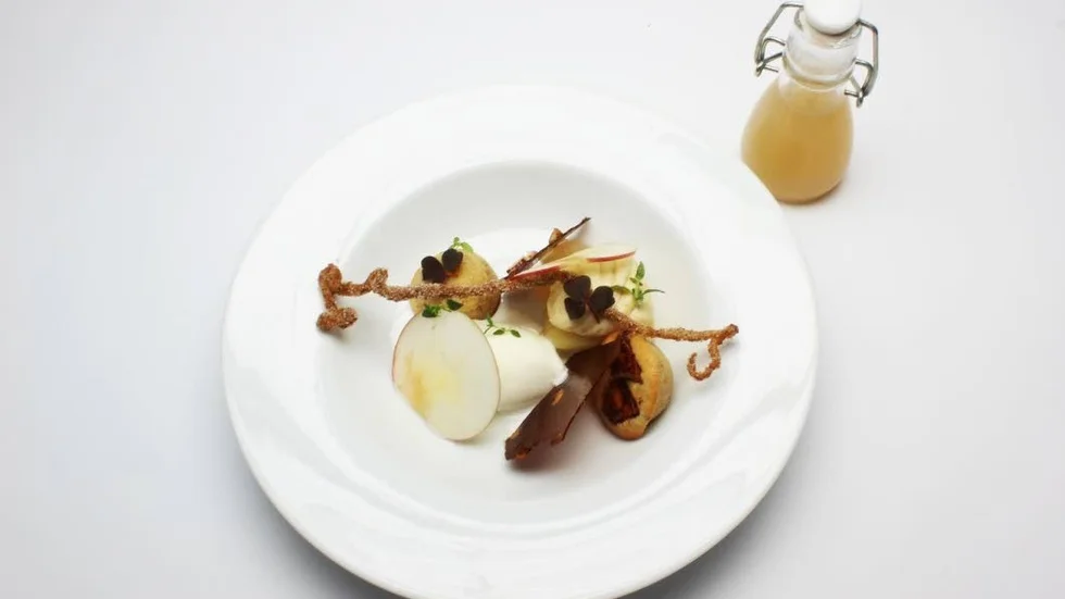 Desserten: Karamelliserad vaniljcreme på inkokt äpple med äpple- och mandelkaka, sorbet på lindhonung och gräddfil, karamellflarn med saltrostad mandel, friterad kvist och äpplesoppa med citron- och ingefärste.