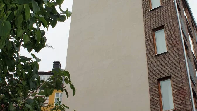 Gavelfasaden som vetter mot Babettes innergård ska berikas med ett konstverk, men nu dröjer projektet till våren 2018.