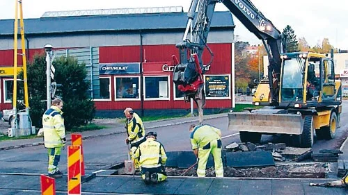 I tisdags fanns personal från Strukton på plats för jämna till västra sidan av järnvägsövergången i Kisa.
