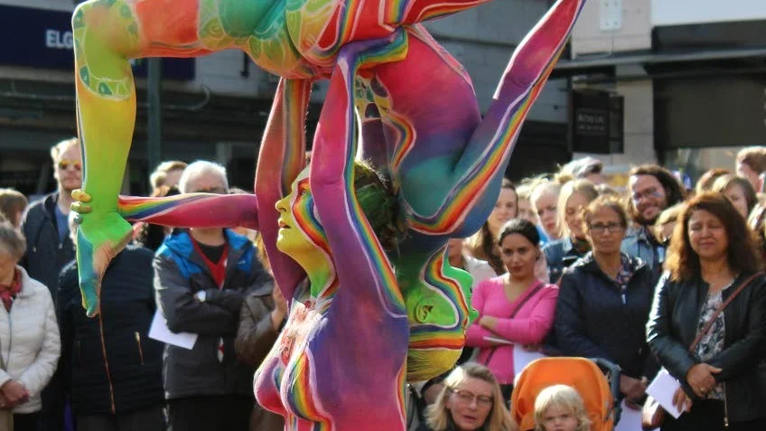 Föreställning. Akrobatikföreställningen "reclaim our bodies" skedde strax innan paraden.