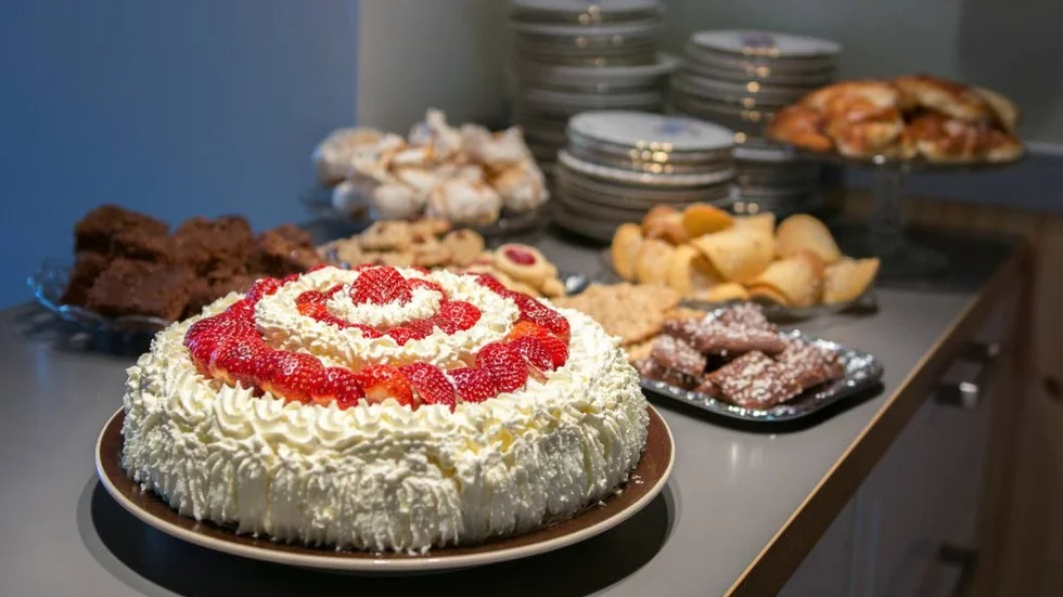 Nya kakor. Sju sorters kakor och en stor jordgubbstårta står på menyn när Fruntimmersveckan ska firas.