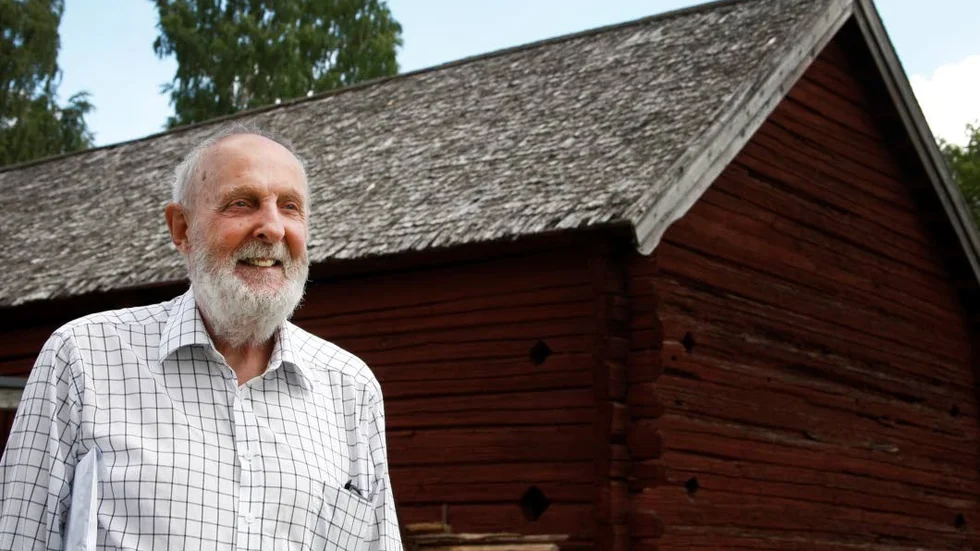 Allt i allo. Bo Garpevik har koll på hur man söker pengar till olika projekt. Nu får Malexanders hembygdsförening över en kvarts miljon till nytt tak på logen.