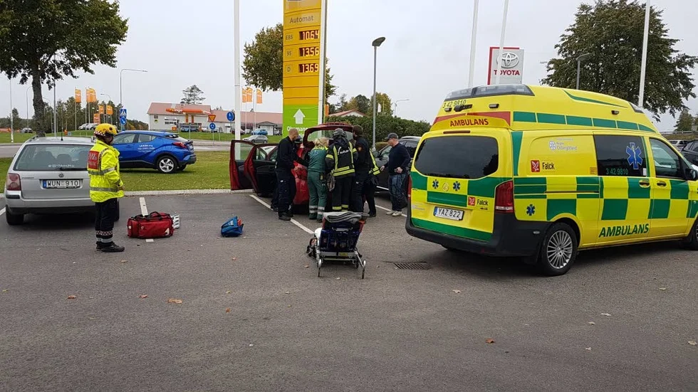 En skadad kvinna fördes med ambulans till sjukhus efter olyckan.