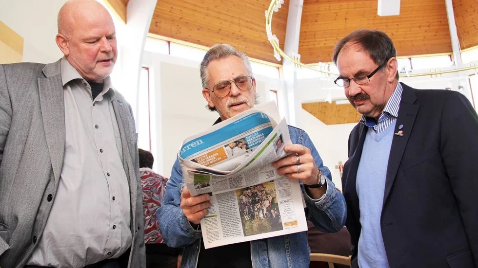 Högläsning. Torbjörn Holmqvist och Mats Johansson lyssnar när Torbjörn Gustavsson läser om Kisa vårdcentral på Kindasidan i tisdagens Corren.