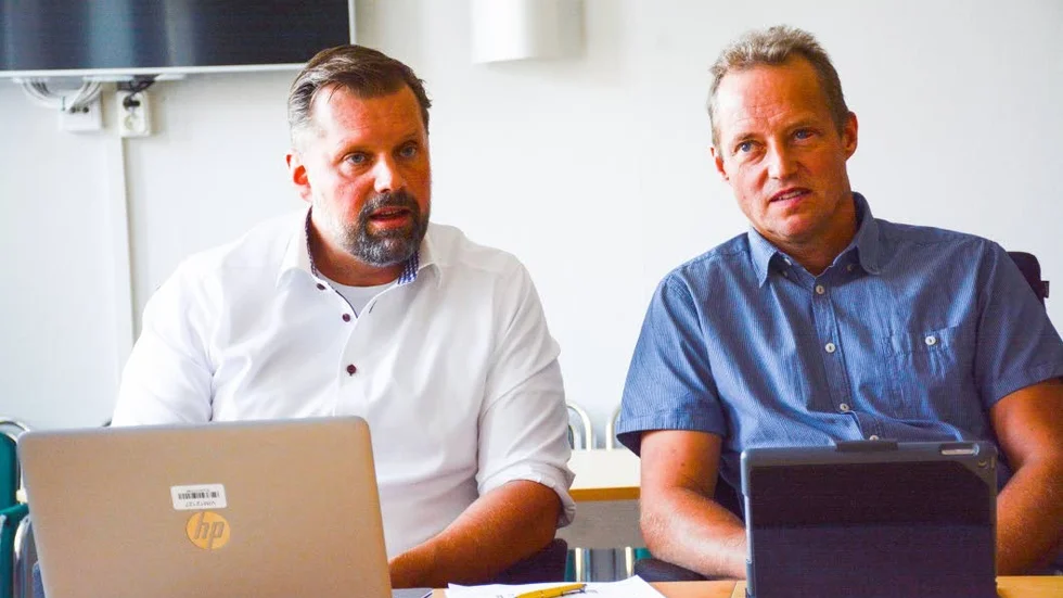 Förvaltningschefen Ola Karlsson och nämndens ordförande Peter Karlsson (C) presenterade budgetförslaget som en enig nämnd står bakom. Det ger pengar till fler datorer i skolorna.