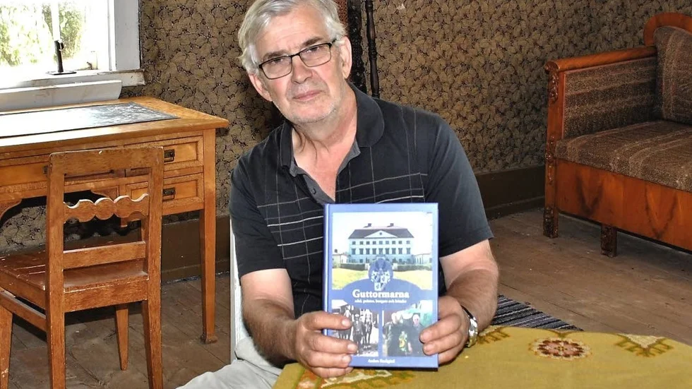 Anders Bockgård med sin nya bok, här inne i Krongårdens identiska 1700-talsmiljö.