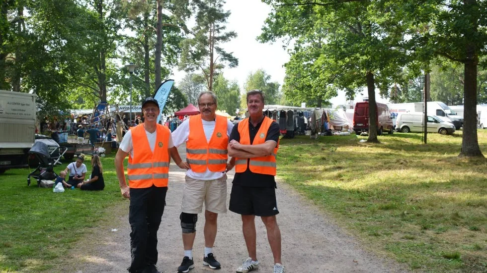 Fredrik Eirasson, Ove Karlsson och Hans Eriksson har varit igång och jobbat sedan klockan sex på morgonen med marknaden.