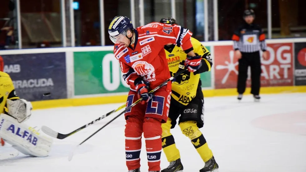 Uppvaktning. Joacim Hedblad hade svårt att komma loss mot ett välsamlat Västerås.
