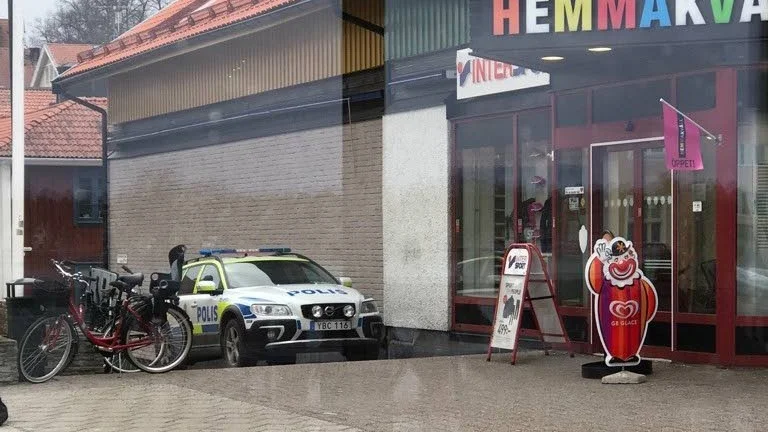 Snatteri. Det var i fredags som mannen anklagades för kepsstölden och polisen fick åka till platsen.