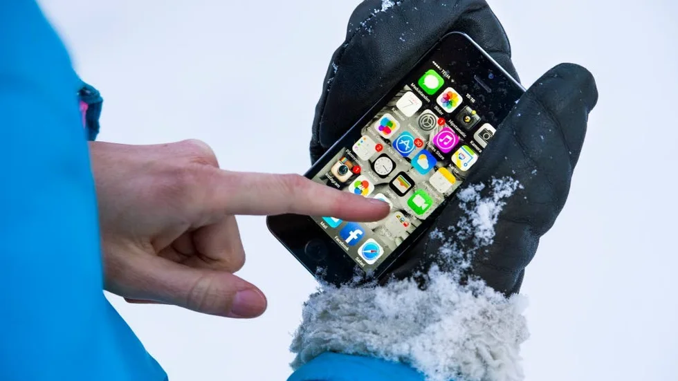 Kvinnan var ute och gick när en bil stannade till och hon lånade ut sin telefon till en person i bilen.