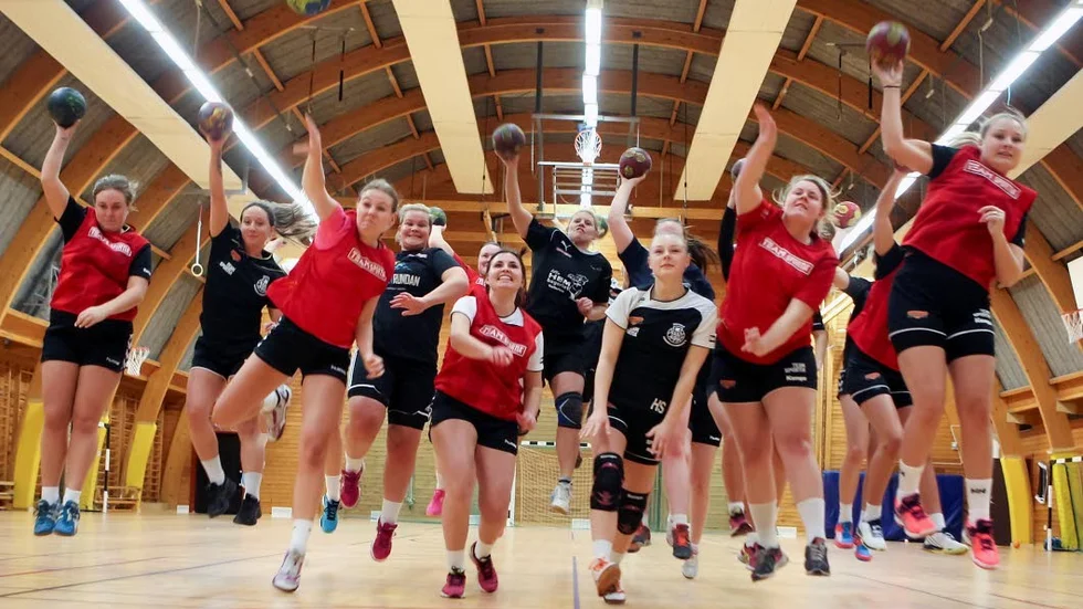 Kvalredo. Är tjejerna i MHK inför kvalmatcherna mot Eskil. Den första spelas hemma i Motala sporthall i eftermiddag.