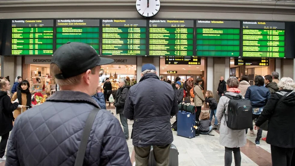 Tyst minut. Sverige stannade upp när en tyst minut hölls för attackens offer på måndagen. Bild från Centralstationen i Stockholm.