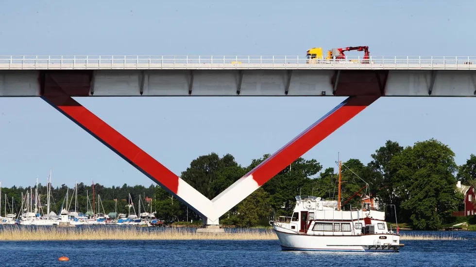 Giftiga. Det var ämnena från rödfärgen som hamnade i vattnet vid målningen av Motalabron.