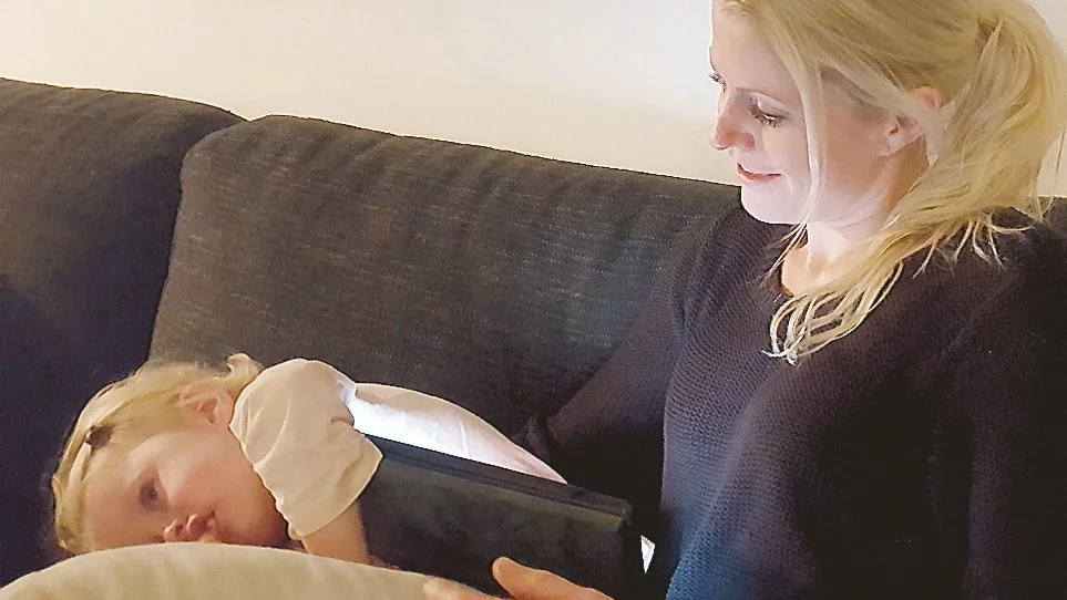 Pernilla Ehrendahl hoppas att det kan leda till något gott att hennes situation lyfts till ytan. När hon är hemma med Ellie, 2, som väntar på hjärtoperation får hon inte längre tillfällig föräldrapenning. ”Mina räkningar struntar i att det tar tid att få besked”. Foto: Rebecca Forsgren Malmström