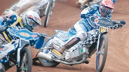 Fredrik Lindgren var klart bäst i Dackarna som annars svek rejält hemma mot Piraterna igår. Matchen slutade 39-51.