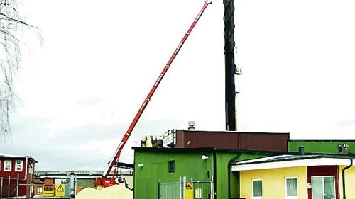 På 40 meters höjd, längst uppe på fjärrvärmeverkets skorsten jobbar man nu som mest med att montera nya antenner för 3G-telefoni. Ett både kallt och blåsigt jobb.