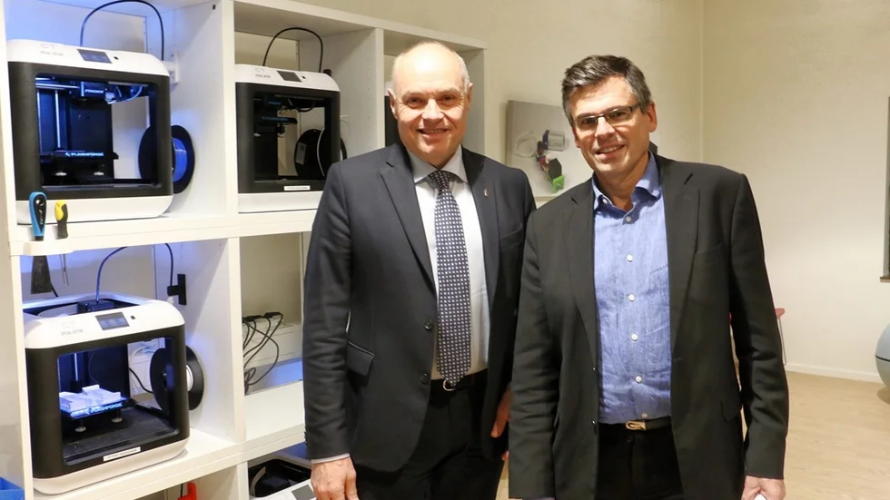 Landshövding Thomas Carlson trivdes storartat i den högteknologiska miljön på Makerspace, när kommunalrådet Lars Rosander visade runt.