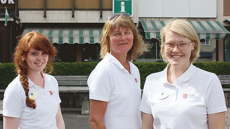 Under sommaren har Ann-Louise Södersten välbehövlig förstärkning på turistbyrån. Här syns hon mellan Jacqueline Roshamn och Karin Jonasson. Foto: Erica Månsson