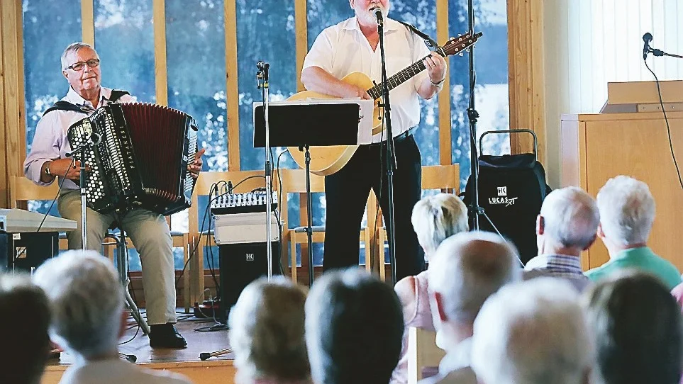 Torkel Selin sjunger och spelar på gitarr, och Karl-Erik Svensson spelar på dragspel. Foto: Roelof Stroetinga