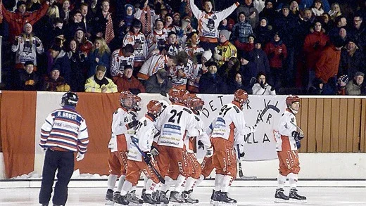 Bra ös. Happy Clappers ger sitt lag Målilla Bandy ett starkt stöd. Målilla har bäst publiksnitt av alla lag i division ett.