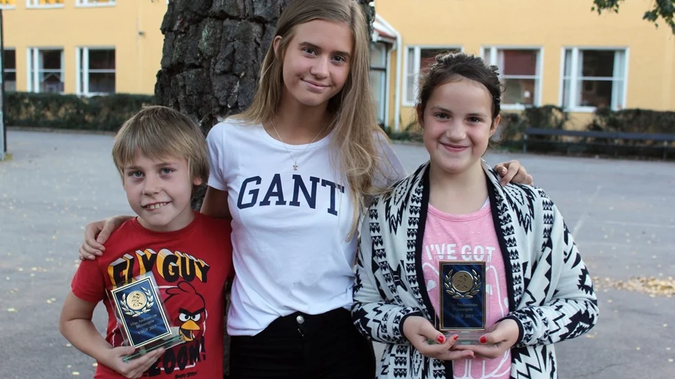 Wille Thel och Selma Selimovic fick stipendium ur Moa Anderssons minnesfond när VSGF avslutade fotbollssäsongen för sina ungdomslag. Mimmi Andersson var på plats för att överlämna det. Foto: Charlotte Madestam