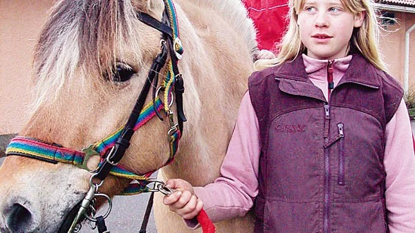 Rida var roligast tyckte lilla Embla Jensen. Hon fick hjälp med hästen Lotti av Stefanie Steinvall.
