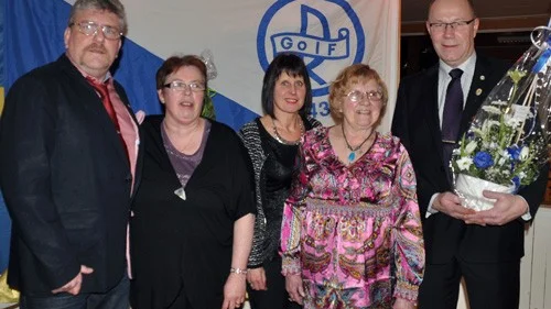 Representanter från damklubben lännade över 11 000 kronor till klubben. Anne-Katrine Hammar, Maud Rinaldo samt Inger Rinaldo flankeras av Peter Fjällgård t.v och Lars-Erik Larsson t.h.