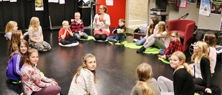 Nyfikna barn provade att spela teater