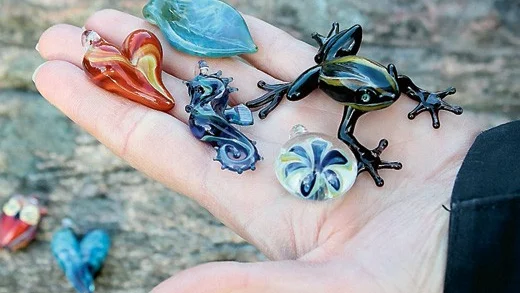 Små detaljrika glassmycken; hjärtan, löv och djur i form av bland annat sjöhästar och ugglor. Smycket kan hänga i till exempel en läderrem runt halsen.