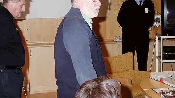 Ska samverka för ökad trygghet och minskad brottslighet. Kjell Lundgren, närmast kameran, har fått grannarna att nappa på idén. På tisdagskvällen informerade poliserna Lars-Göran Högsell och Leif Larsson.