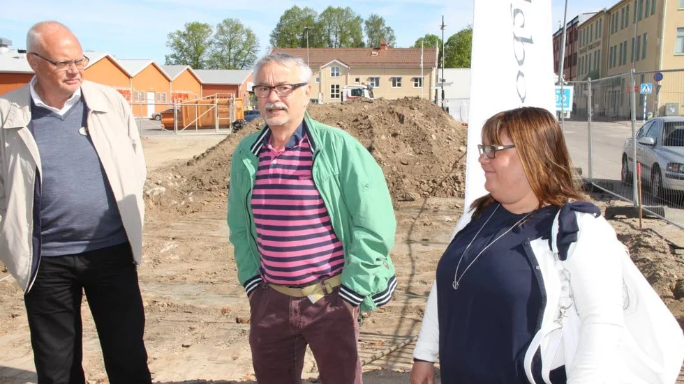 Tidigare industriområde. Medaljer och ledstänger. Jörgen Oskarsson (i mitten) berättade om udda saker som tillverkats. HSB:s Peder Ahlgren och Cecilia Vilhelmsson hörde på.