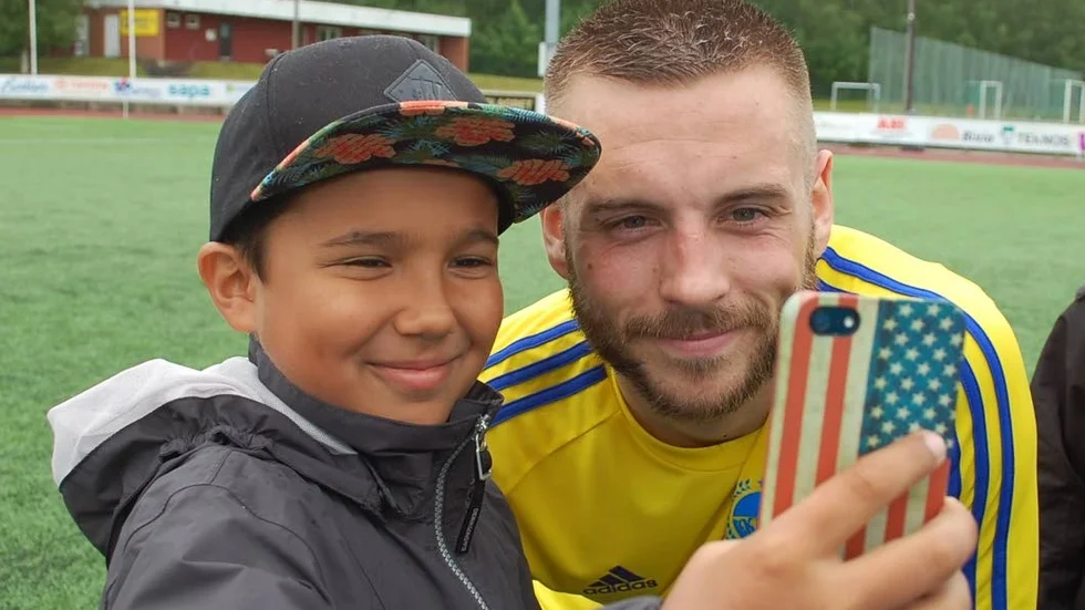 Idol. Alwin Lindqvist var en av många som ville ta en selfie med Anton Hysén.